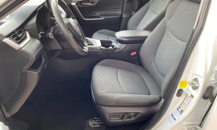 2021 Toyota RAV4 XLE 7913 (16) Front Seats