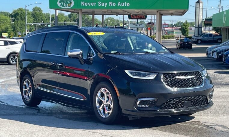 2022 Chrysler Pacifica Limited - Front Right View