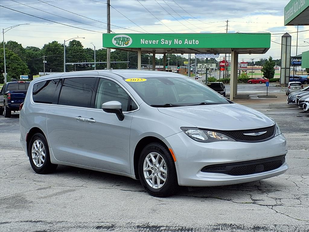 2023 Chrysler Voyager LX's photo